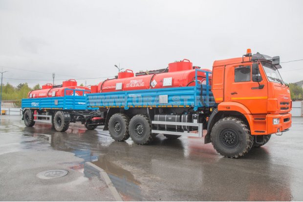 Контейнеровоз Камаз 43118-50 УСТ-54531J + Прицеп контейнеровоз ПК 10-21-6Б + Контейнер-цистерна КЦ-11-2Н УВТ УСТ 94653