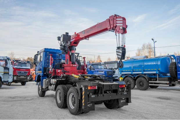 Седельный Тягач УСТ 5453 с КМУ HUBEI SQ8S4 SHACMAN SX32586V385 (6х6), 315/80R22,5