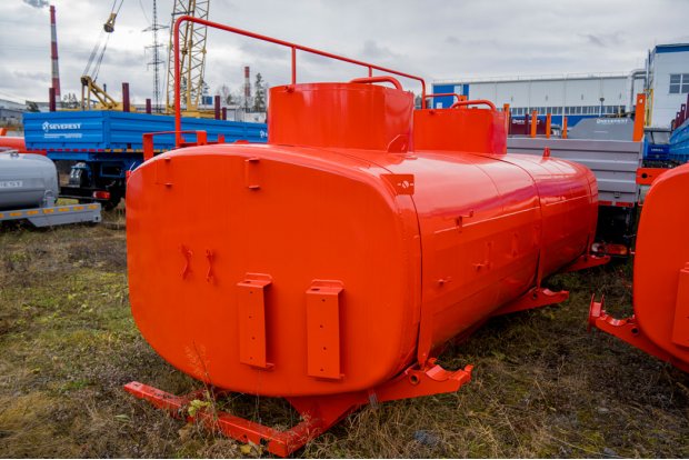 Цистерна с надрамником АТЗ 11-2Б