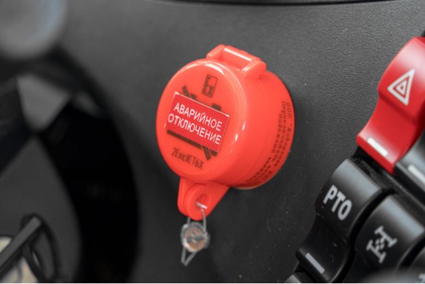 Кнопка отключения массы в кабине водителя