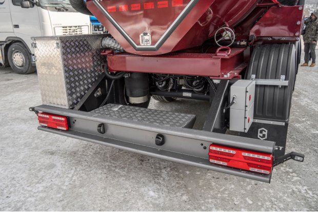 Заднее защитное устройство с площадкой