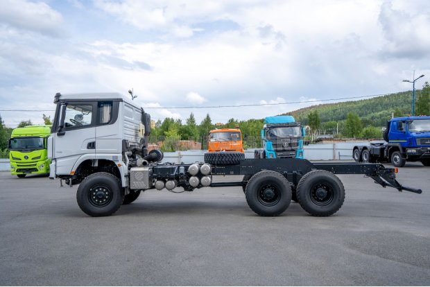 Шасси SHACMAN SX32586V385 6х6, база 4575мм шины 14R20