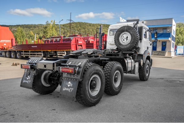 Седельный тягач BEIBEN 2538 (6х6) УСТ 5453, шины 14.00R20 ДОПОГ