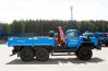 Грузовой бортовой автомобиль Урал с краном манипулятором