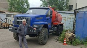 Автоцистерну  МВ-10Т КО Урал NEXT 4320-72, ревизионный люк в работе