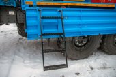 Раскладная лестница на бортовую платформу