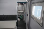Распашная дверь между отсеками
