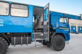 Дверь боковая передняя с поручнями и откидной лестницей