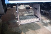 Ступень для удобного подъема в салон вахтового автобуса