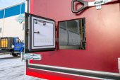 Люк для подключения оборудования снаружи фургона