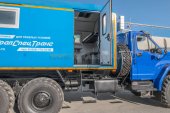 Одностворчатая дверь с поручнем и окном
