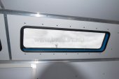 Окно в скосе автофургона