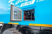 Люк для доступа к оборудованию фургона