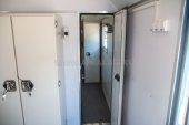 Перегородка с дверью (вход в бытовой отсек)