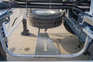 Корзина с двумя держателями запасного колеса. 