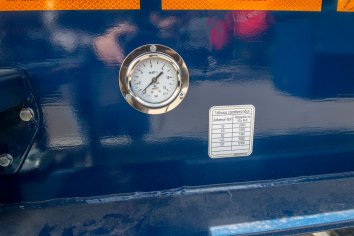 Манометр для контроля давления в пневмоподвеске