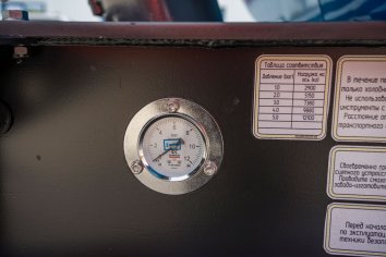 Манометр для контроля давления в пневмоподвеске