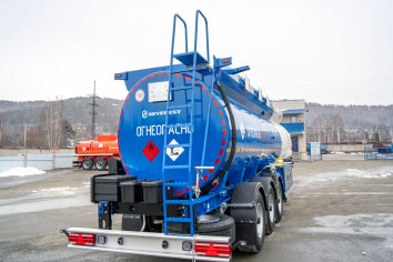 Лестница для подъема на площадку обслуживания цистерны