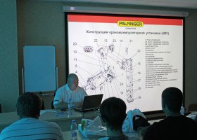 Сервис-тренер Palfinger Юрий Лановой проводит обучающий тренинг для дилеров ТФК «КАМАЗ»
