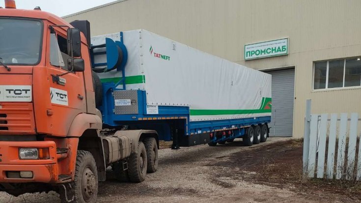 полуприцеп-контейнеровоз в работе