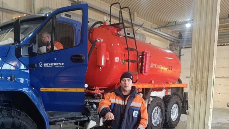 Автоцистерна МВ-10 КО Урал NEXT 4320-72 ревизионный люк в работе