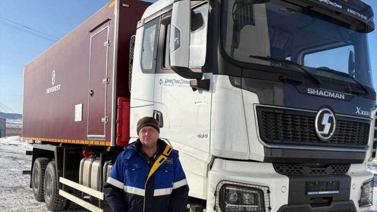 Автомобиль ВВ SHACMAN SX32586V385 (6х6, 4575мм) в работе