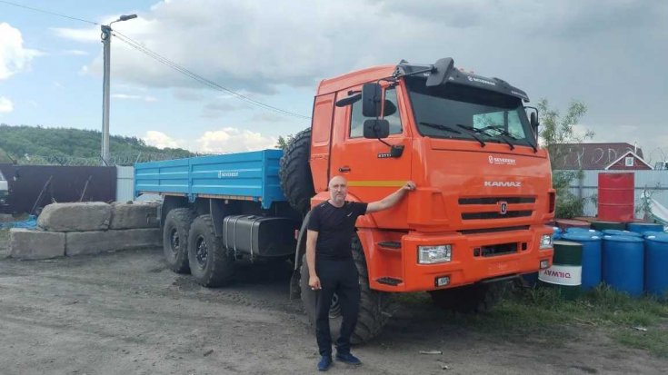 Бортовой автомобиль Камаз 43118 в работе