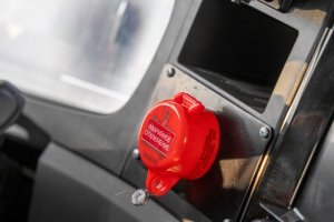 Клавиша управления главным выключателем АКБ с маркировкой по IP54 (под защитным колпачком)