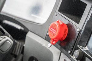 Клавиша управления главным выключателем АКБ с маркировкой по IP54 (под защитным колпачком)