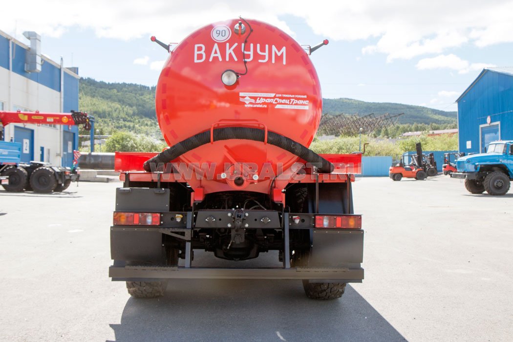 Автоцистерна вакуумная МВ-9 КО УСТ-5453 на шасси Урал 5557-80Е5