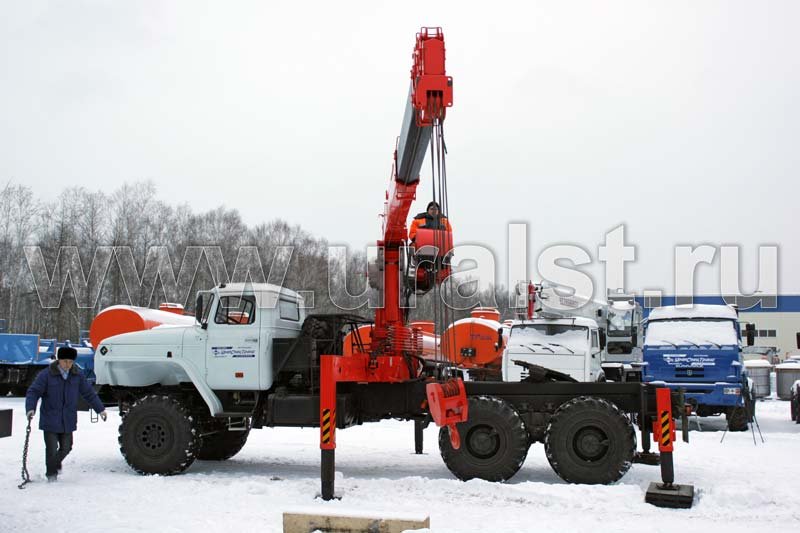 Седельный тягач Урал 4320 с КМУ Kanglim