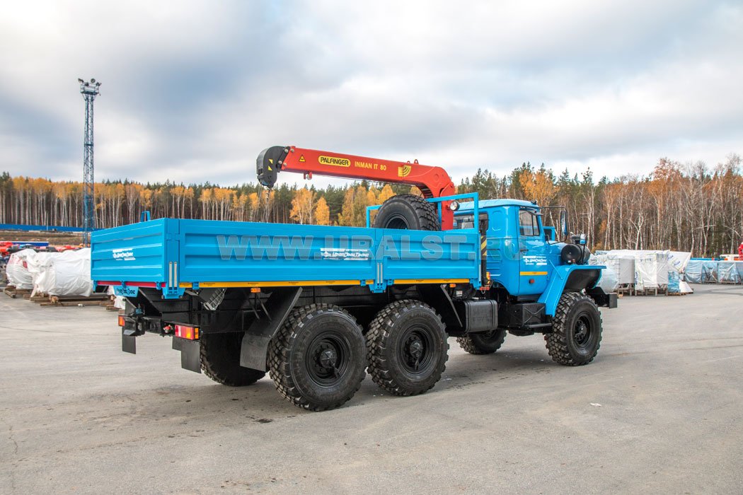 Автомобиль бортовой Урал 5557-60М с краном-манипулятором ИТ-80