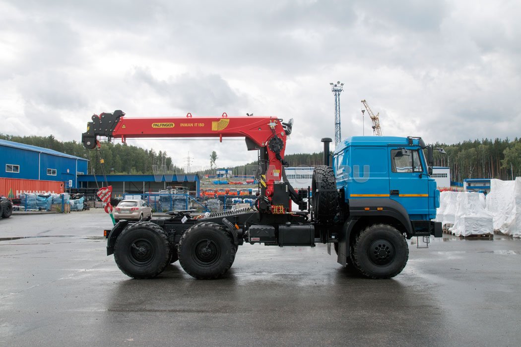 Седельный тягач Урал 5557-80Е5 с краном-манипулятором ИТ-150