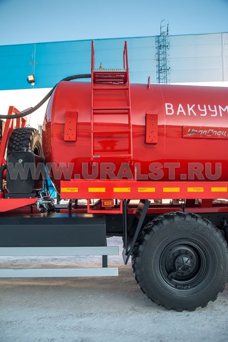 Лестница для обслуживания заливной горловины цистерны