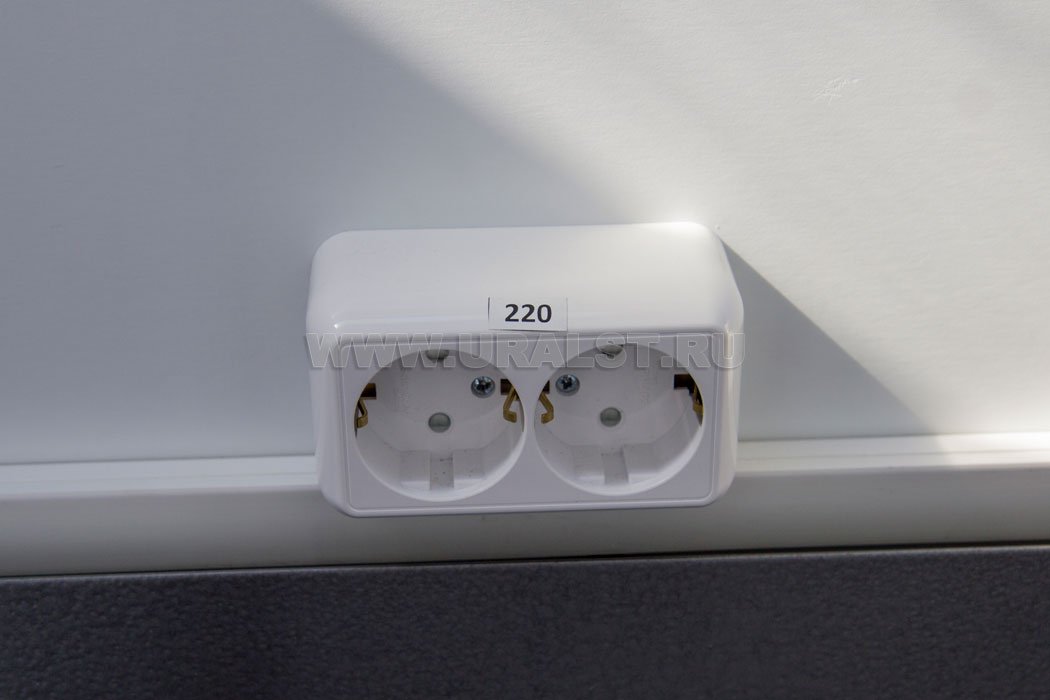 Розетка для подключения потребителей 220V
