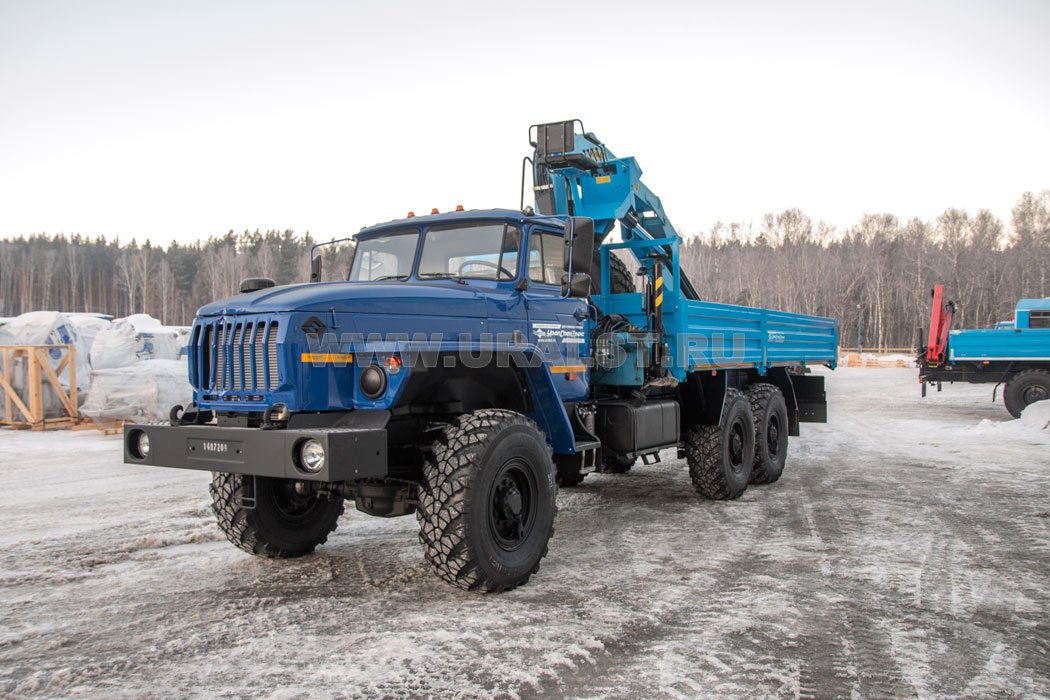 Грузовой бортовой автомобиль Урал с КМУ ИМ-150