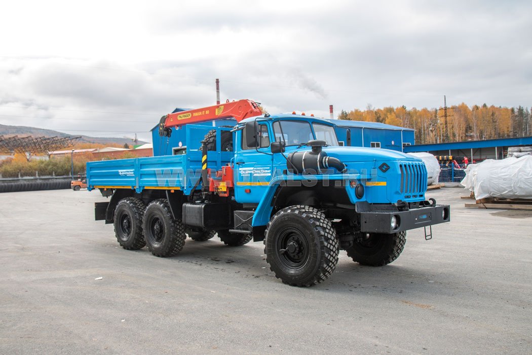 Автомобиль бортовой Урал 5557-60М с краном-манипулятором ИТ-80