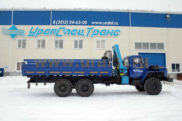 Бортовой автомобиль с краном-манипулятором