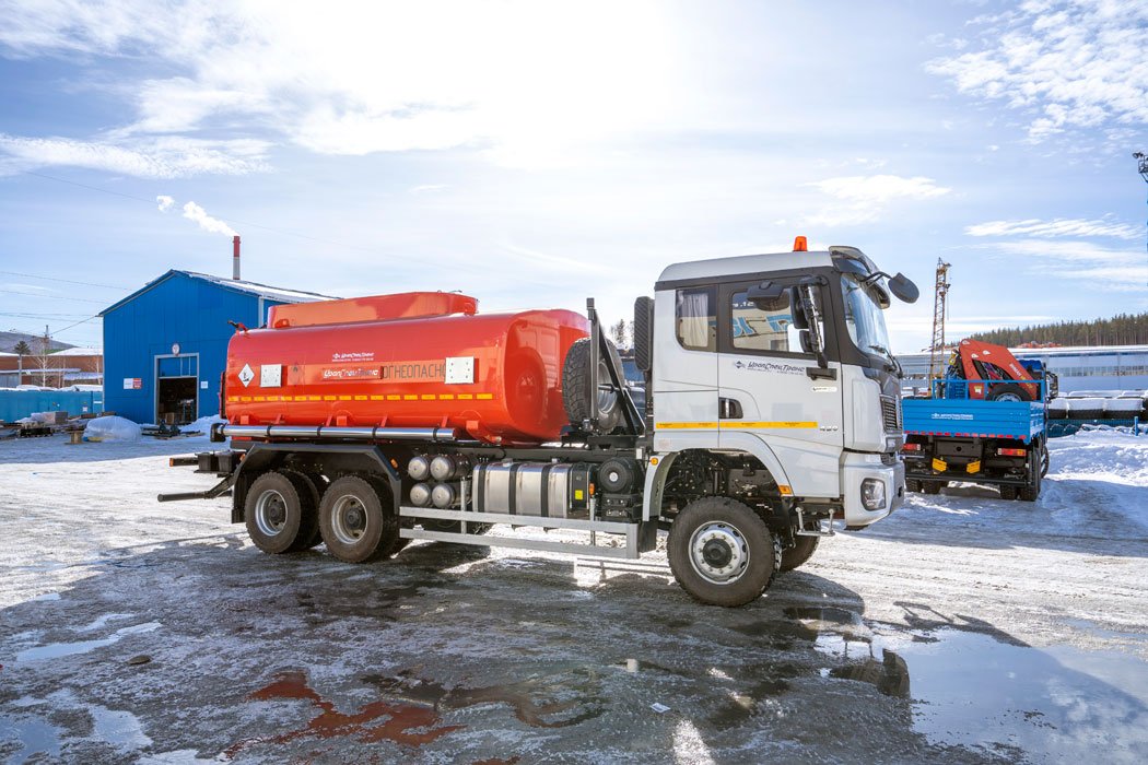 АТЗ-17-2 два отсека, УВТ-40, УСТ 5453, SHACMAN (ШАКМАН) SX32586V385 6х6, 315/80R22.5, КБ 4575 мм.