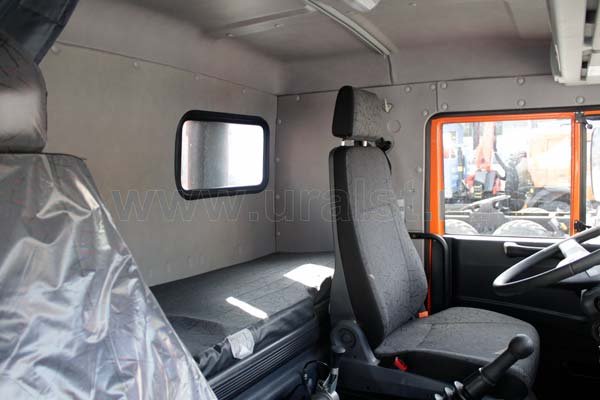 Кабина водителя тягача Камаз 44108-RF