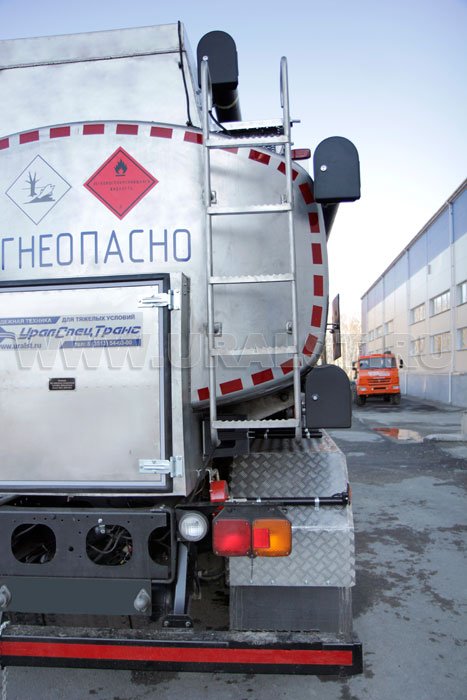 Задняя лестница на площадку обслуживания цистерны
