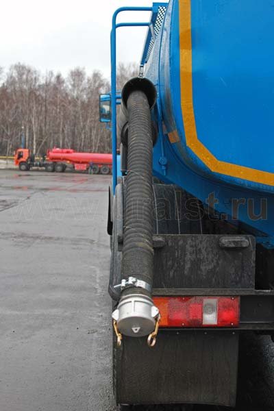 Напорно-всасывающие рукава нефтепромысловой автоцистерны АЦН-10С Урал