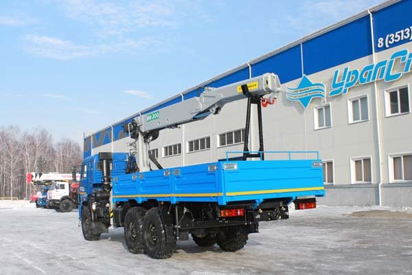 Бортовой автомобиль Камаз с краном-манипулятором