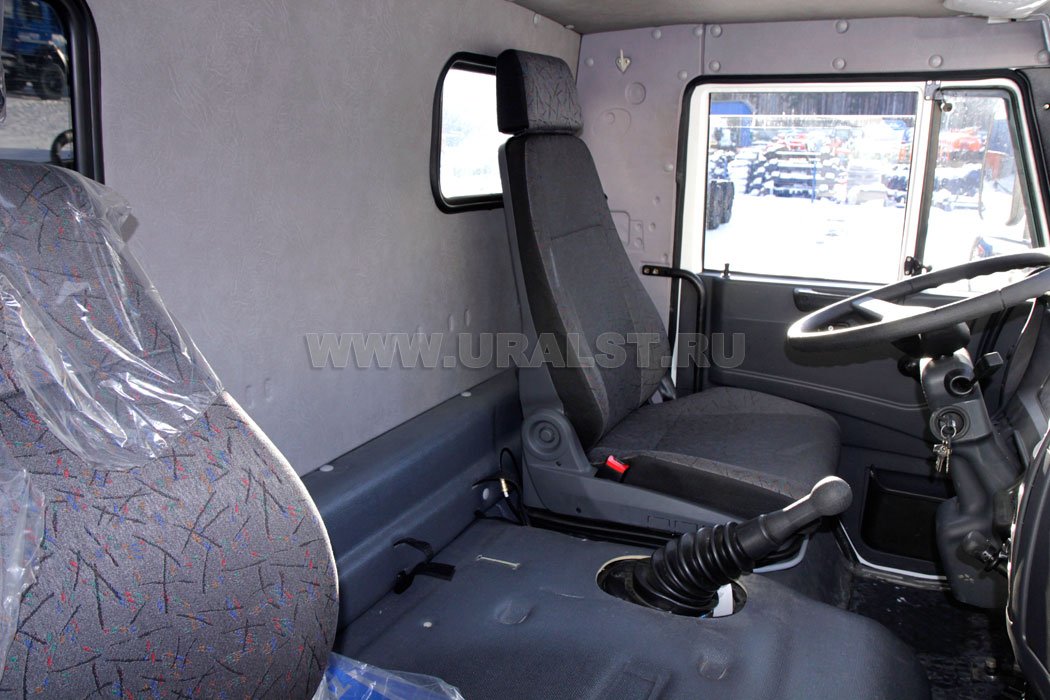 Кабина водителя автокрана КС-55732