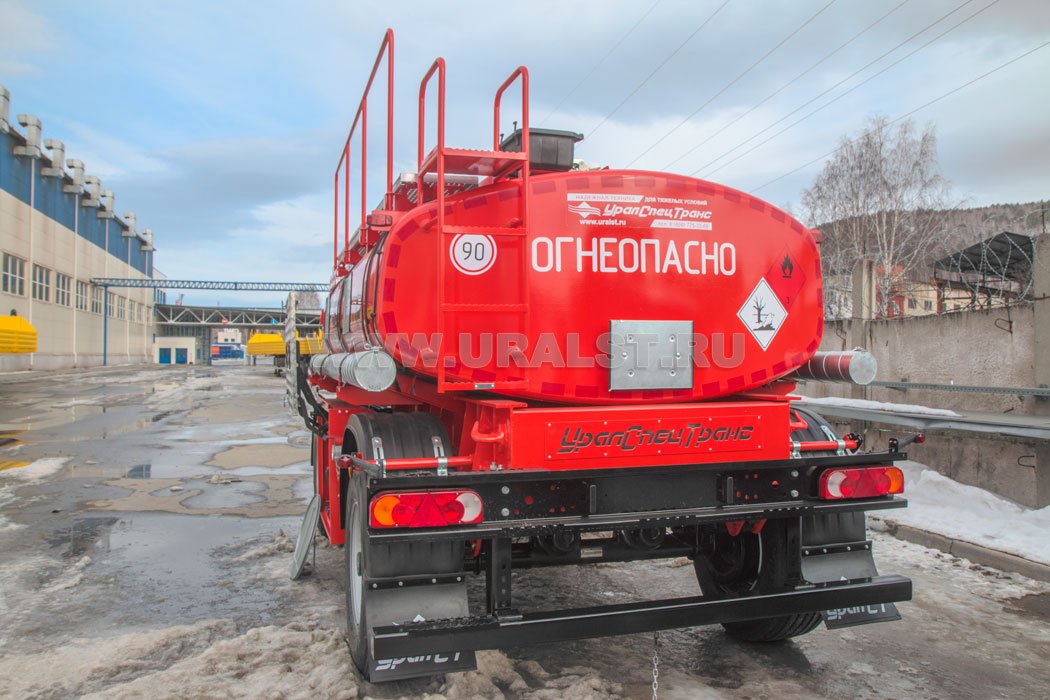 Лестница на площадку обслуживания