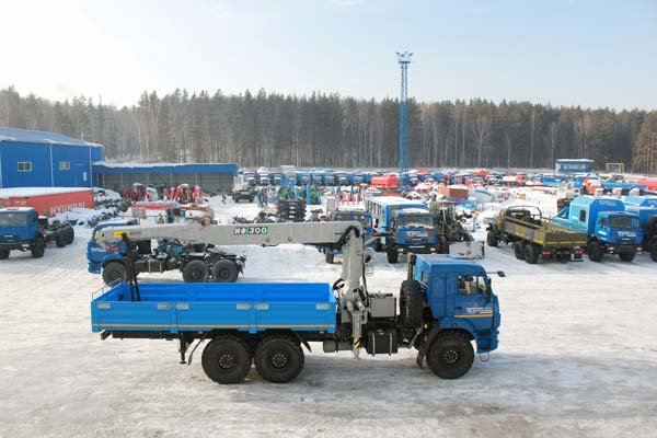 Бортовой автомобиль Камаз 43118-46 с краном-манипулятором ИФ-300С