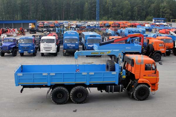 Бортовой автомобиль Камаз с краном-манипулятором