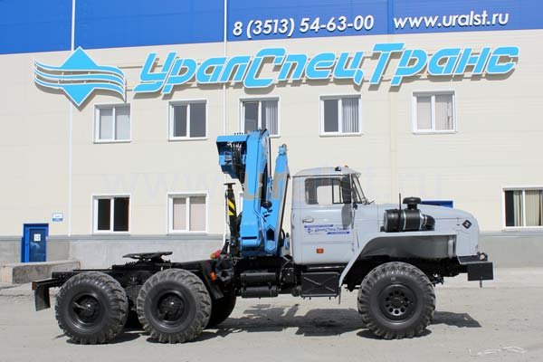 Седельный тягач Урал с краном-манипулятором