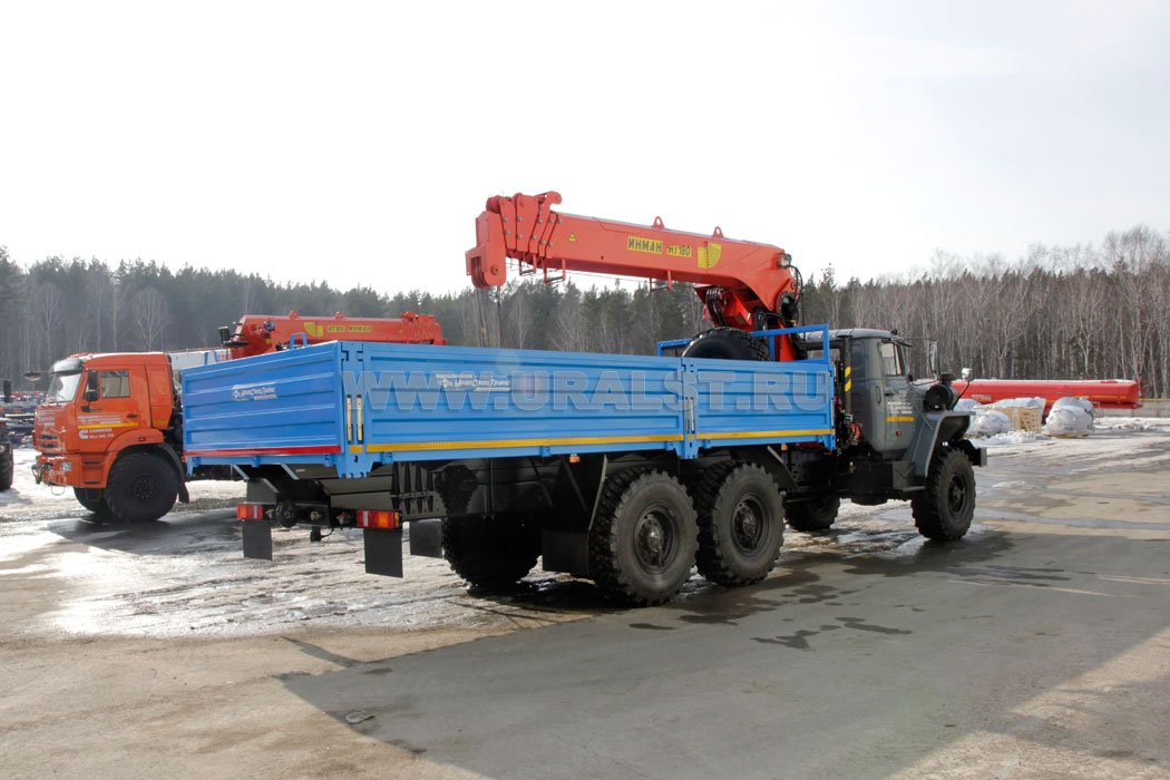Автомобиль бортовой Урал 4320-72М с краном-манипулятором ИТ-180
