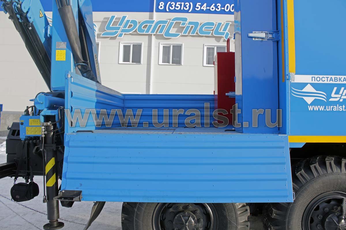 Откидной борт грузопассажирского автомобиля